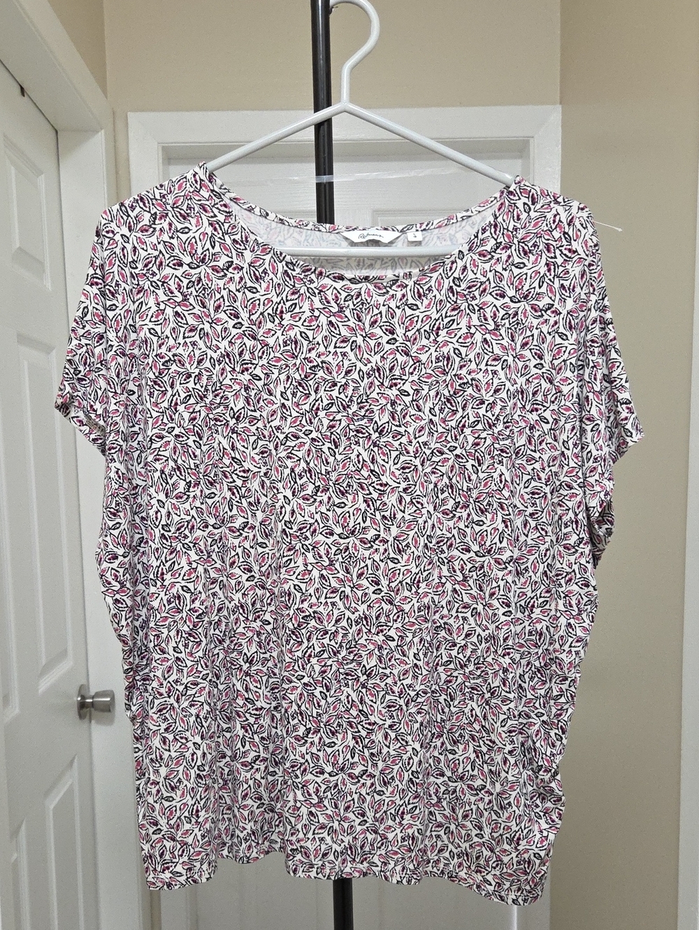 Reitmans Pink and Black Leaf Print Short Sleeve Top